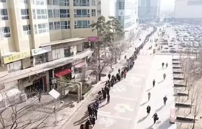 Ribuan Orang Korea Selatan Antri Untuk Masker Wajah