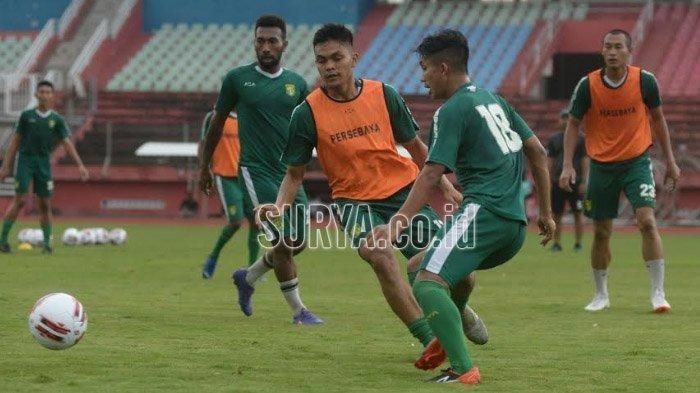 Rachmat Irianto (tengah) kembali berlatih bersama Persebaya Surabaya di Stadion Gelora Delta, Senin (24/2/2020). 