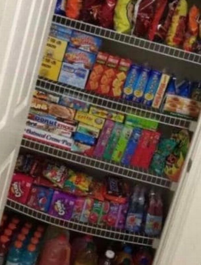 Seorang ibu membeli persediaan makanan dan obat untuk setahun