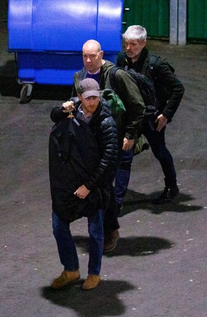 Penampakan Pangeran Harry tentang tas sendiri saat tiba di stasiun Edinburg Wverley.