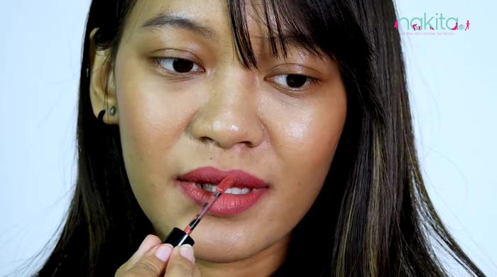 Cara memakai lipstik agar bibir terlihat lebih tebal.