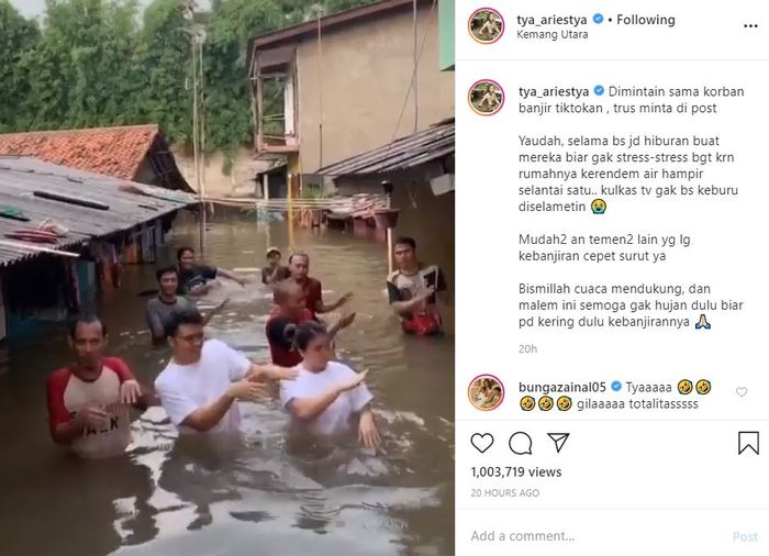 Tya Ariestya menghibur para korban banjir langsung di air.