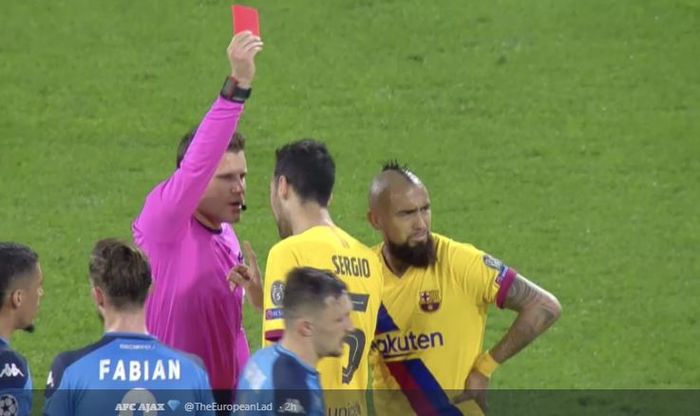 Wasit Felix Brych memberikan kartu merah kepada Arturo Vidal (kanan) dalam laga Napoli kontra Barcelona di babak 16 besar Liga Champions 2019-2020.