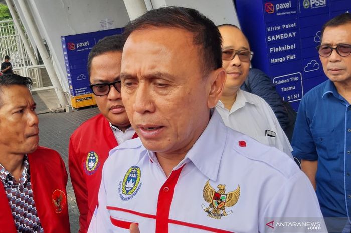 Ketua Umum PSSI Komjen Pol. Mochamad Iriawan memberikan keterangan mengenai kabar terkini PSSI kepada pewarta di kawasan Stadion Utama Gelora Bung Karno, Jakarta, Selasa (25/2/2020).
