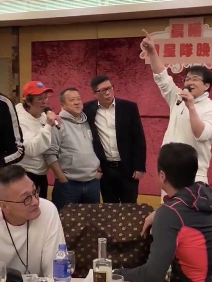Jackie Chan saat bernyanyi di pesta Komisaris Polisi Hong Kong