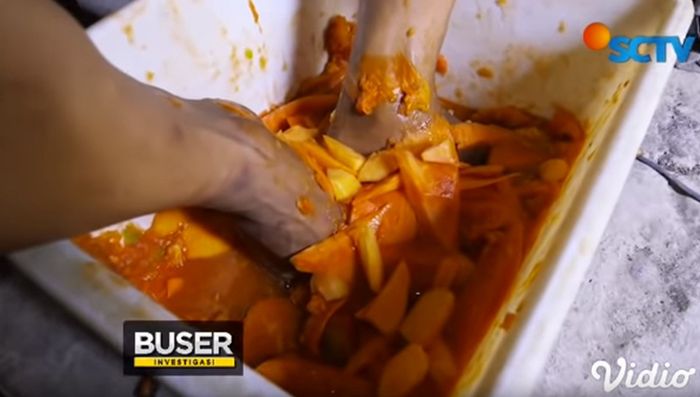 Pedagang buat saus dengan cara diinjak
