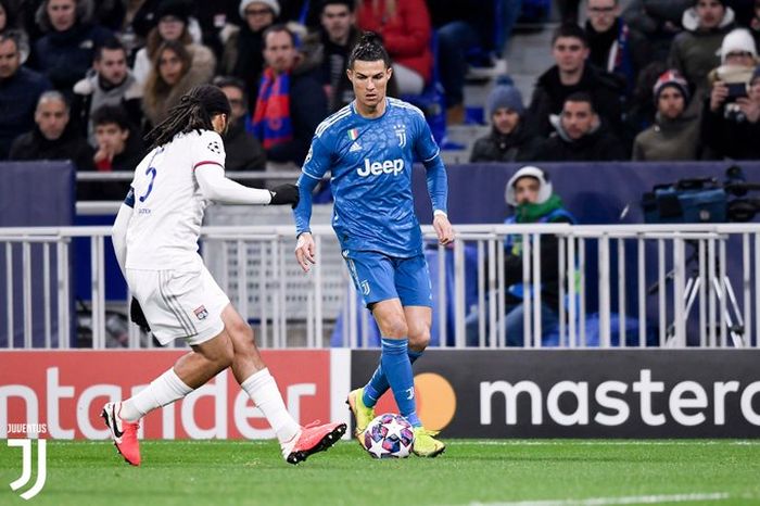 Megabintang Juventus, Cristiano Ronaldo (kanan), beraksi dalam laga leg pertama babak 16 besar Liga Champions kontra Olympique Lyon di OL Stadium, Rabu (26/2/2020).