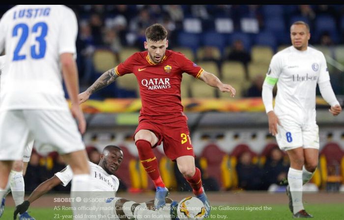 Carles Perez (tengah) beraksi membela AS Roma.