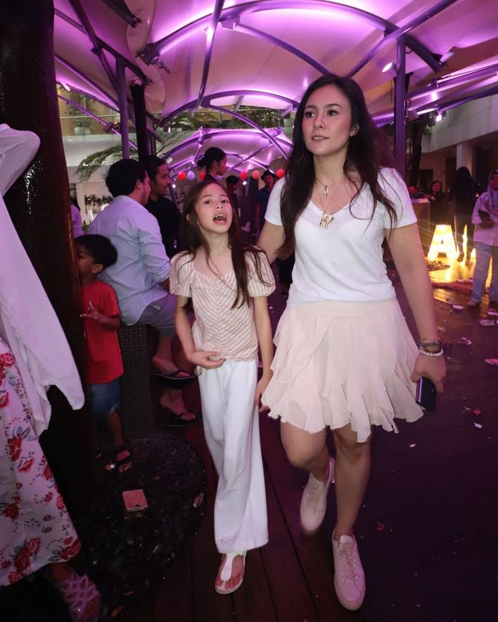 Wulan Guritno memilih mengenakan rok mini aksen transparan bernuansa warna peach yang membuat gayanya seksi abis