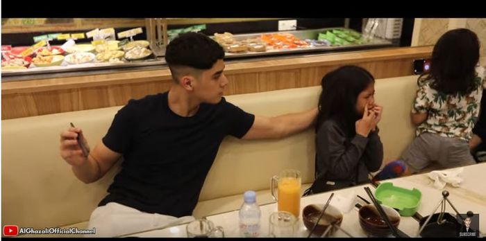 Al Ghazali menenangkan sang adik setelah dimarahi oleh <a href='https://pontianak.tribunnews.com/tag/ahmad-dhani' title='Ahmad Dhani'>Ahmad Dhani</a>