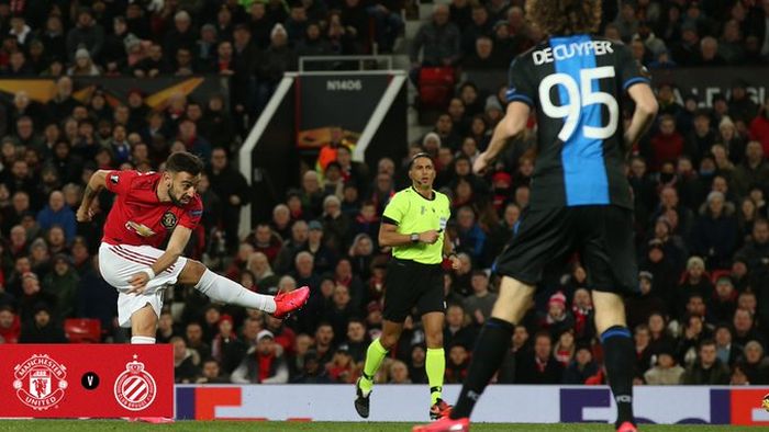 Gelandang Manchester United, Bruno Fernandes (kiri), melepaskan tendangan kaki kanan dalam laga leg kedua babak 32 besar Liga Europa kontra Club Brugge di Stadion Old Trafford, Kamis (27/2/2020).