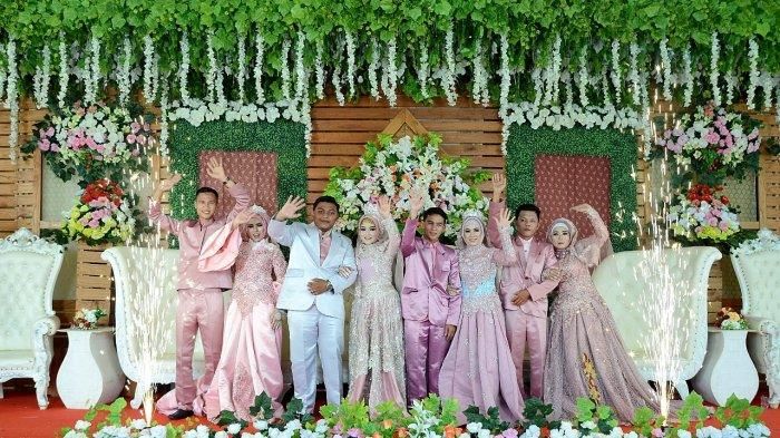 Foto resepsi pernikahan bareng seorang ibu dengan tiga anak perempuannya di Rajadesa, Ciamis