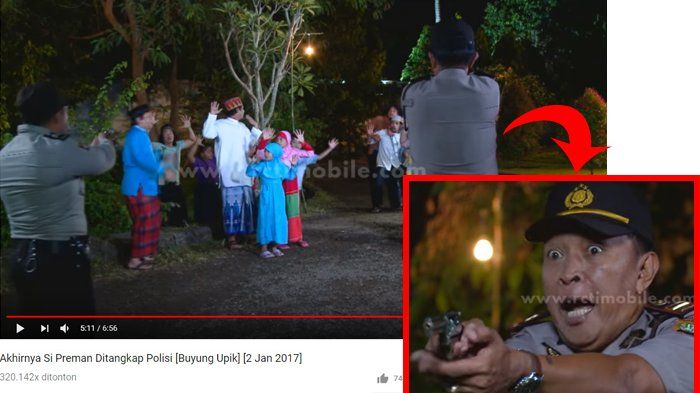 Masran sedang beradegan menodongkan pistol sambil berteriak ‘angkat tangan’ dalam serial Buyung Upik.