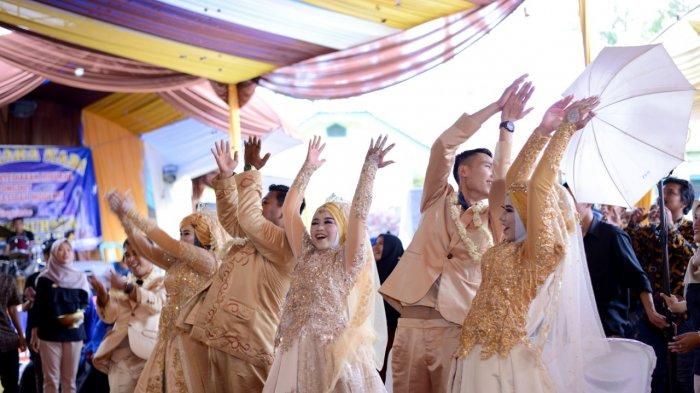 Foto resepsi pernikahan bareng seorang ibu dengan tiga anak perempuannya di Rajadesa, Ciamis 
