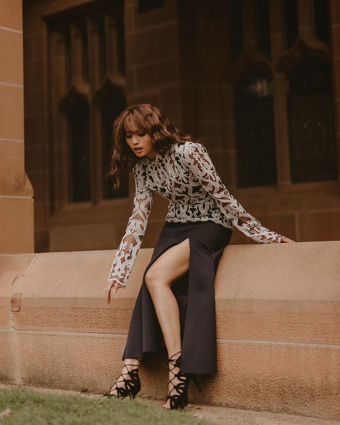 Acha Septriasa mengenakan bawahan berupa pencil skirt yang dilengkapi aksen slit atau belahan tinggi