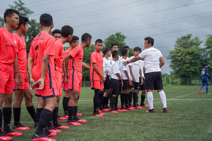 FISIK Football mengundang pelatih dan sekaligus pemain legendaris Indonesia, Bima Sakti sebagai kepala pelatih.