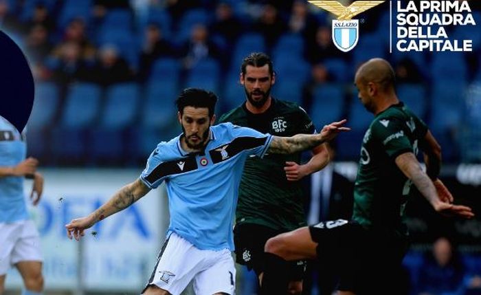 Gelandang serang Lazio, Luis Alberto, hendak melepaskan tembakan meski mendapatkan penjagaan ketat pemain Bologna pada laga Serie A di Stadion Olimpico, Roma, Sabtu (29/2/2020).