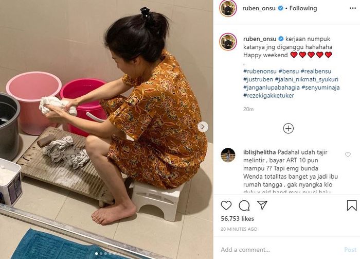 Sarwendah tak malu mencuci pakaian dengan mengkucek dan memakai daster 