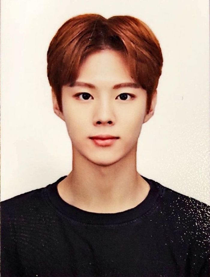 Enggak Banyak Berubah, Yuk Intip Foto Masa Pre Debut Kim Wooseok