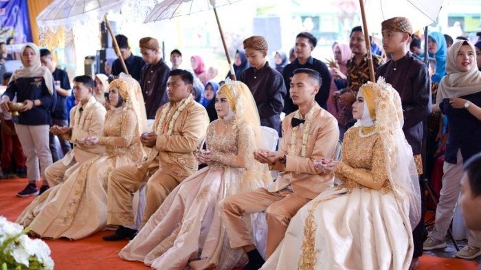 Foto resepsi pernikahan bareng seorang ibu dengan tiga anak perempuannya di Rajadesa, Ciamis