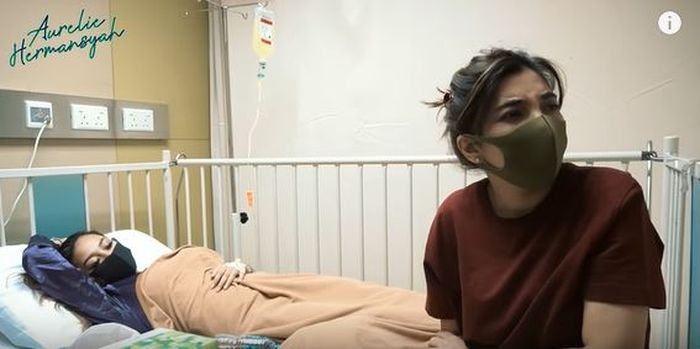 Aurel Hermansyah Terbaring Lemas Di Ranjang Rumah Sakit Atta Halilintar Jenguk Sembari Bawakan Sebuket Bunga Untuk Putri Anang Hermansyah Semua Halaman Pop Grid Id