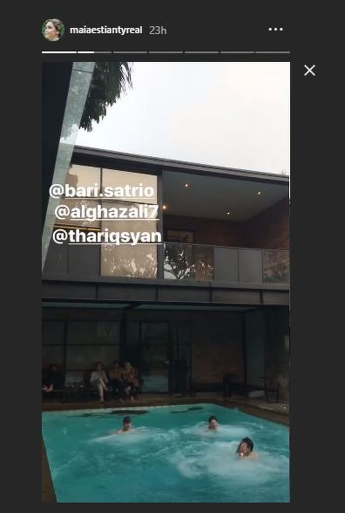 Kolam renang di rumah Maia Estianty