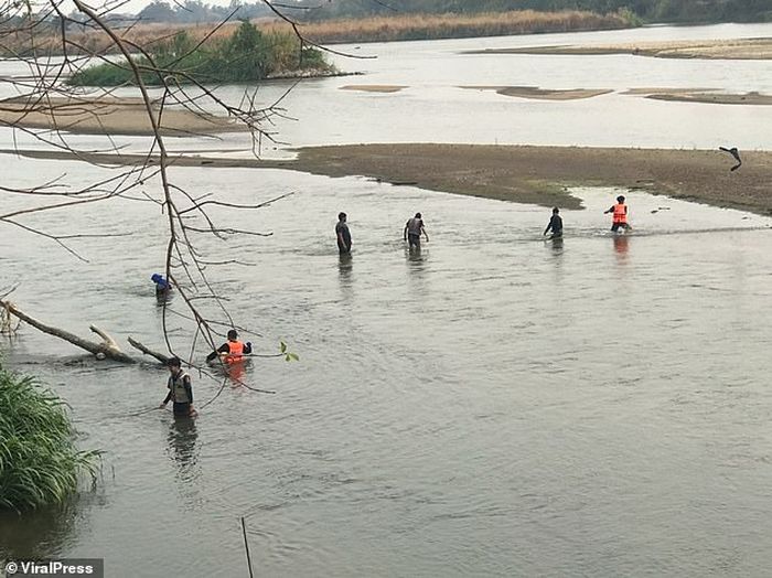 Penduduk desa juga telah memberikan saksi bahwa mereka mendengar benda-benda berat diceburkan di sungai.