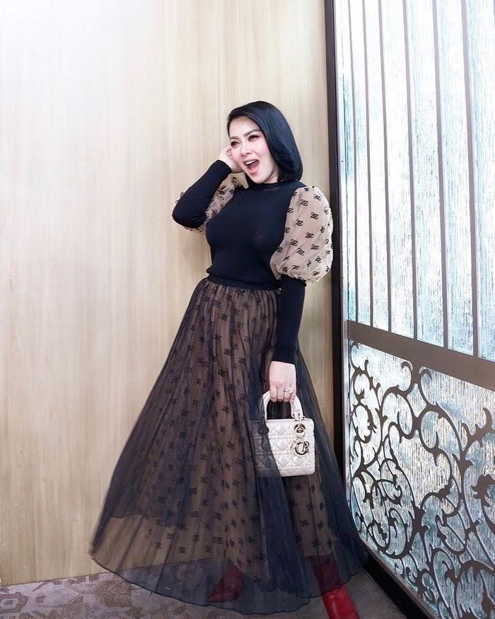 Syahrini memang identik dengan gaya rambut pendek bob bernuansa warna hitam