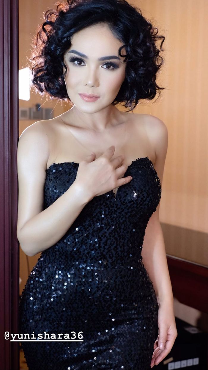 Rambut Yuni Shara terlihat di-styling bergaya curly hair