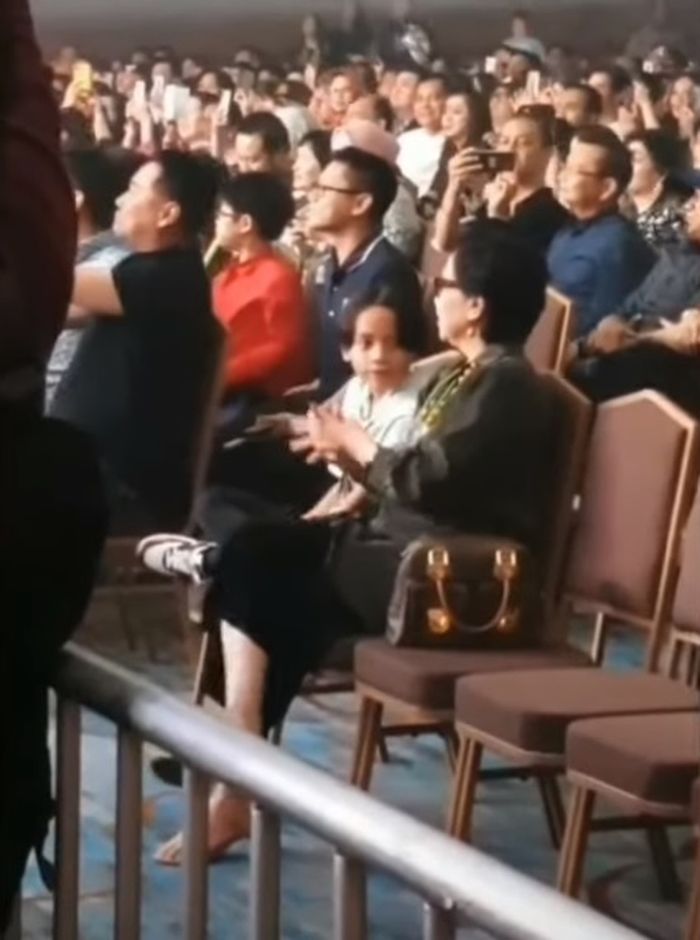 Noah duduk di bangku depan saat mendampingi BCL bernyanyi