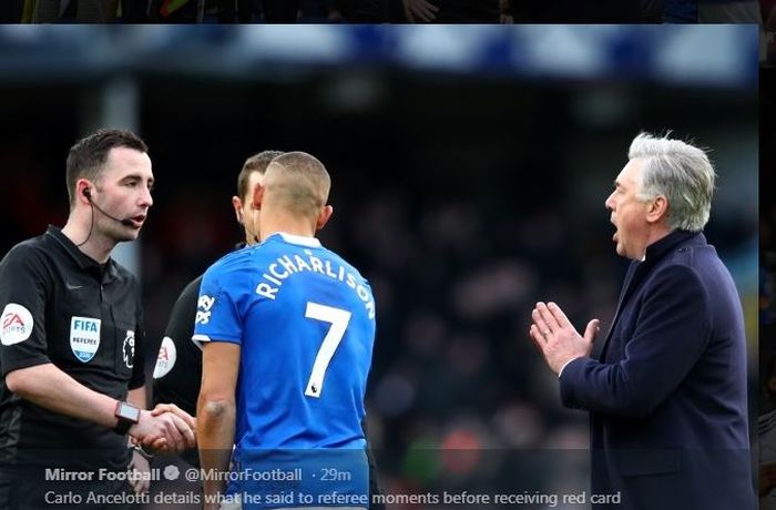 Carlo Ancelotti (kanan) melakukan protes kepada wasit dalam duel Everton versus Manchester United, 1 Maret 2020.