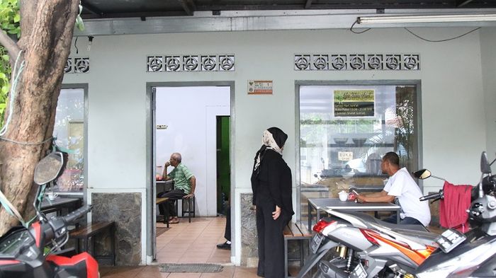 Laksa Betawi Asirot is settled in the owner's house, utilizing its front yard as mini parking lot.