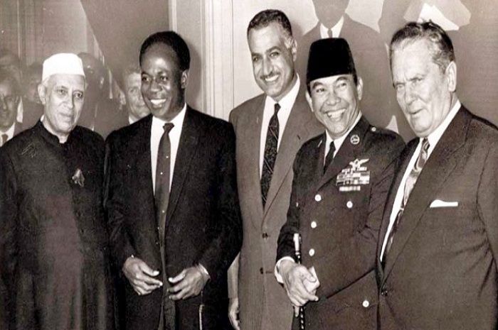 Soekarno bersama para pemimpin negara-negara di dunia saat Konferensi Asia Afrika 1954 di Bandung.