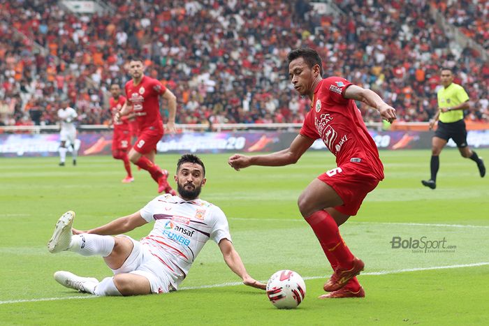 Osvaldo Haay sedang mencoba mengecoh Javlon Guseynov saat Persija Jakarta menghadapi Borneo FC di Stadion Utama Gelora Bung Karno, Jakarta (1/3/2020)