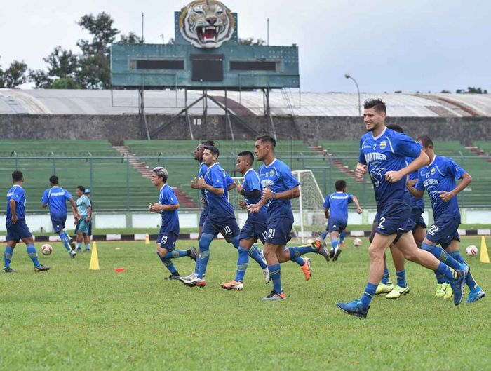 Para pemain Persib Bandung menggelar latihan sehari setelah laga melawan Persela Lamongan di Stadion Siliwangi, Kota Bandung, Senin (2/3/2020).