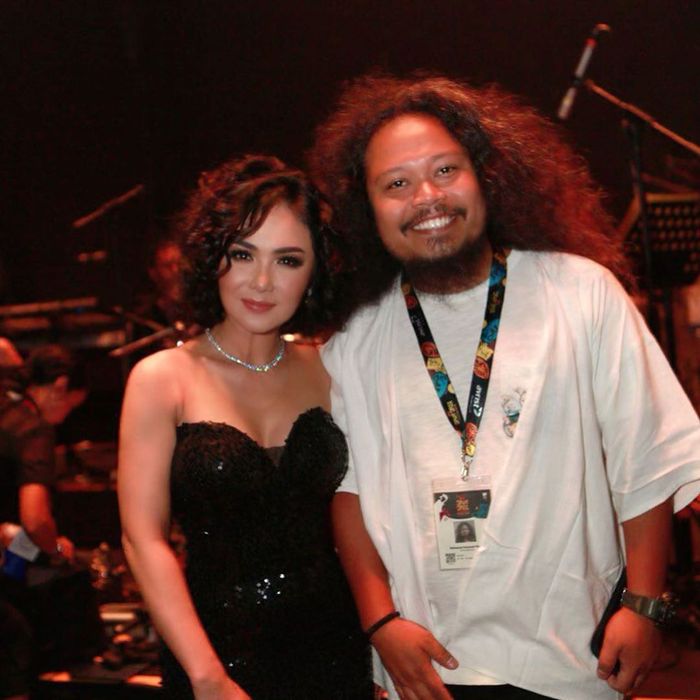 Potret Yuni Shara ketika tampil di Java Jazz Festival 2020 dalam balutan busana glamor
