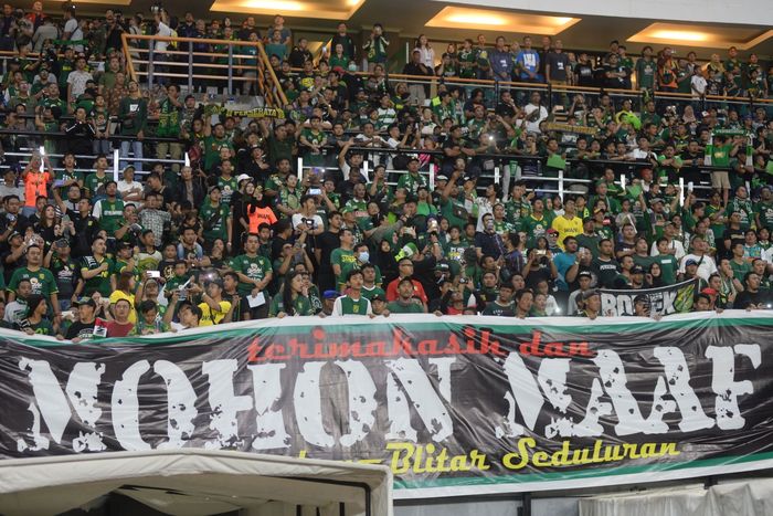 Suporter Persebaya (Bonek) membawa spanduk permintaan maaf pada warga Blitar atas kasus kerusuhan setelah laga Piala Gubernur Jatim 2020 ke laga perdana Persebaya Surabaya di Liga 1 2020 di Stadion Gelora Bung Tomo, Surabaya, Sabtu (29/2/2020).