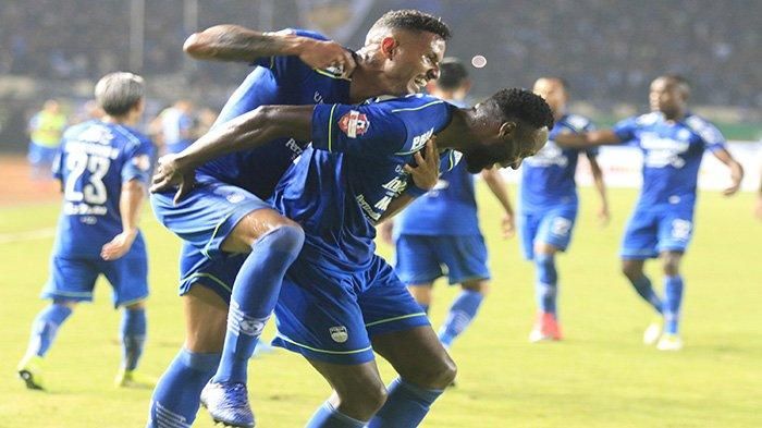 Pemain Persib Bandung Geoffrey Wynton Mandelano (kanan) disambut rekannya Wander Luiz setelah mencetak gol ke gawang Persela Lamongan saat pertandingan Liga Indonesia 2020 di Stadion Si Jalak Harupat, Kabupaten Bandung, Minggu (1/3). Pertandingan dimenangkan Persib Bandung dengan skor (3-0).