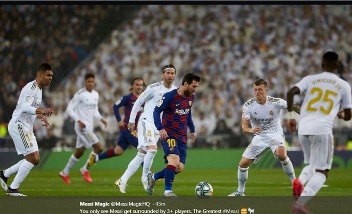 Lionel Messi menggiring bola di antara kawalan pemain Real Madrid.