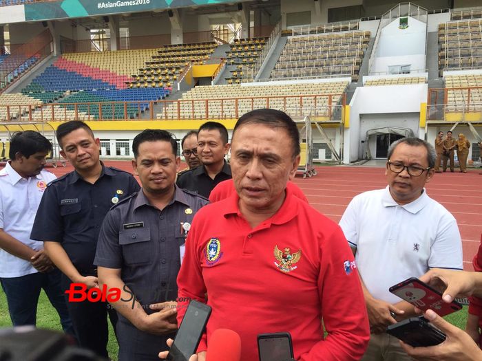 Ketua Umum PSSI, Mochamad Iriawan alias Iwan Bule, memberikan keterangan kepada wartawan ketika meninjau Stadion Pakansari, Bogor.