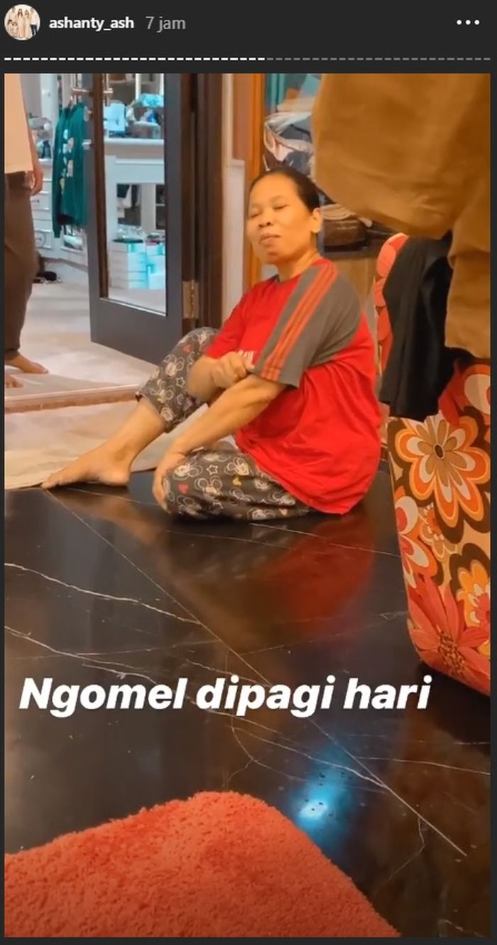 Suwarsih merasa geram dengan orang yang memborong sembako.