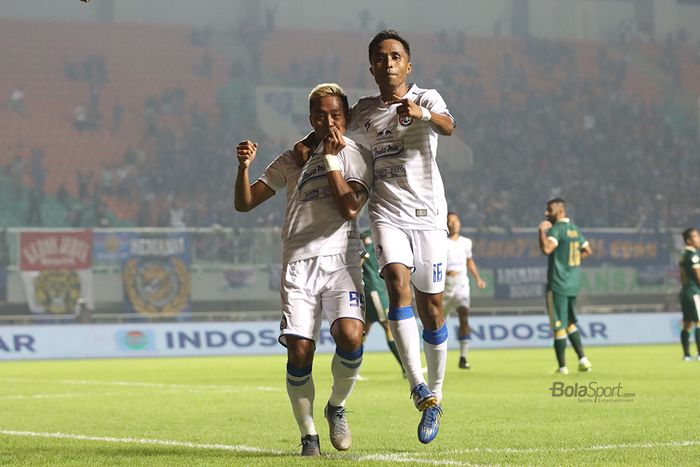 Selebrasi Kushedya Hari Yudo bersama dengan Ridwan Tawainella kala berhasil membobol gawang Persikabo saat laga Persikabo melawan Arema FC di Stadion Pakansari, Bogor (2/3/2020).