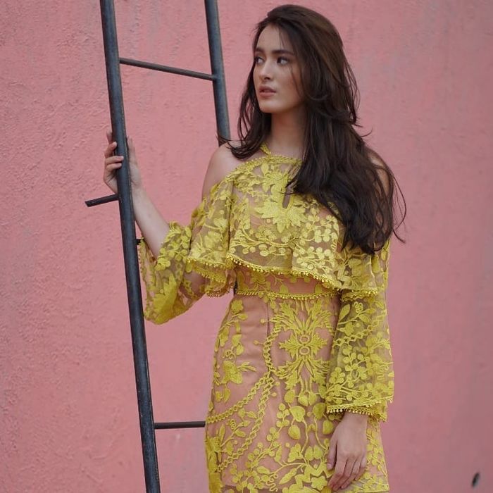 Dress kondangan ala Mawar Eve de Jongh