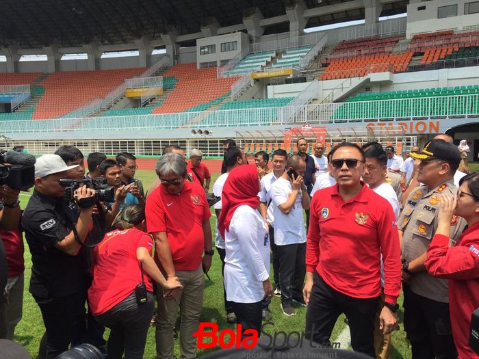 Ketua Umum PSSI, Mochamad Iriawan alias Iwan Bule, meninjau Stadion Pakansari, Bogor.