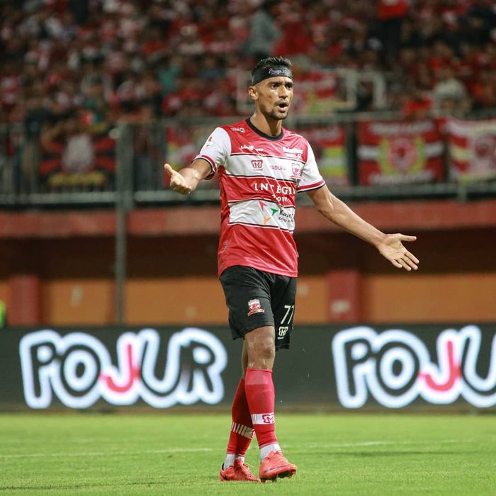 Gelandang Madura United, Bruno Matos, saat membela timnya melawan Barito Putera pada pekan pertama Shopee Liga 1 2020.