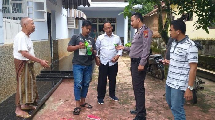 Ridwan mengatakan dari enam kran air wudhu, hanya dua yang mengeluarkan air berwarna hijau.