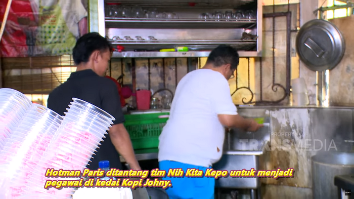 Hotman Paris saat mencuci piring dengan baju gembel di kedai Kopi Johny