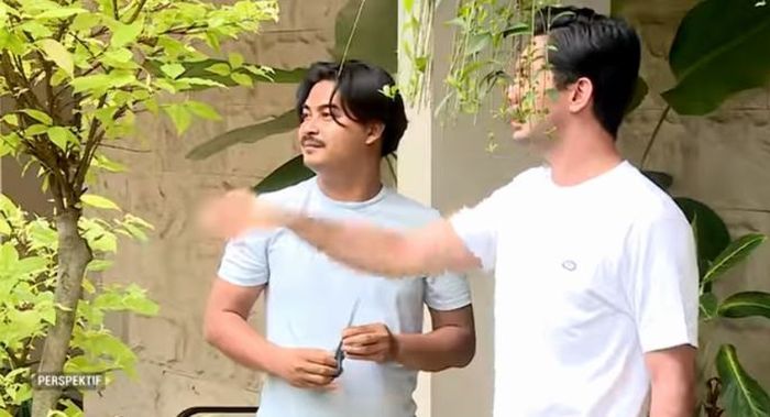 Dinding dari bebatuan alam yang geometris  