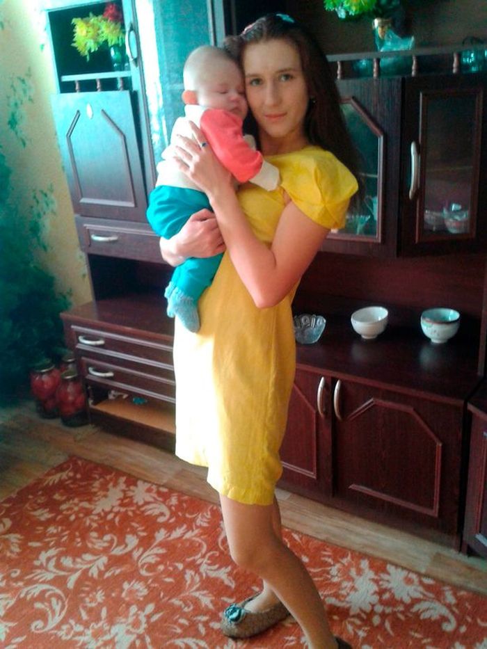 Nika Vasilyeva dengan putranya Maksim Garifulin.