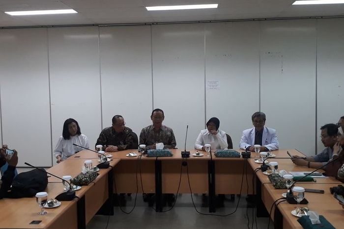 Wali Kota <a href='https://jambi.tribunnews.com/tag/surabaya' title='Surabaya'>Surabaya</a> Tri <a href='https://jambi.tribunnews.com/tag/risma' title='Risma'>Risma</a>harini saat menggelar jumpa pers bersama Rektor Unair Mochammad Nasih di Tropical Disease Center Unair, <a href='https://jambi.tribunnews.com/tag/surabaya' title='Surabaya'>Surabaya</a>, Selasa (3/3/2020).